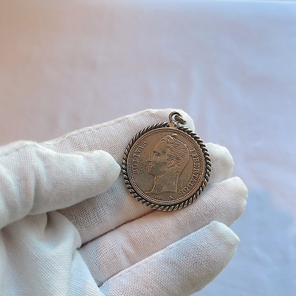 1965 Venezuela 2 Bolivares Libertador Simon Bolivar Coin Pendant - Picture 3 of 6